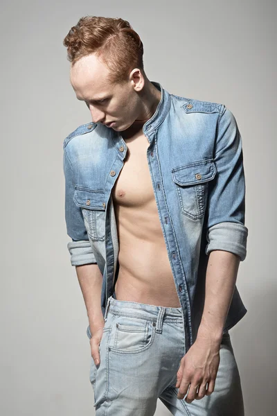 Modelo de moda homem, estilo casual, jeans — Fotografia de Stock