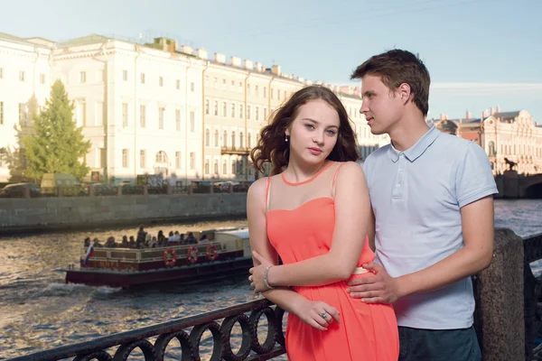 Young man and woman stand on the city embankment — Stock Photo, Image