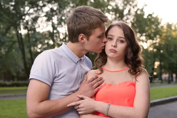 Boyfriend beg forgiveness from his offended girlfriend — Stock Photo, Image