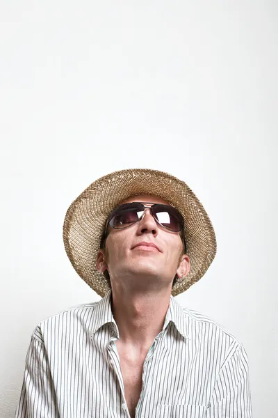 Young man in straw hat and sunglasses look up. — Stock Photo, Image