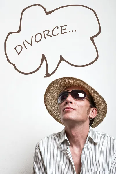 Crazy vacationer in straw hat and sunglasses dreaming of the divorce — Stock Photo, Image