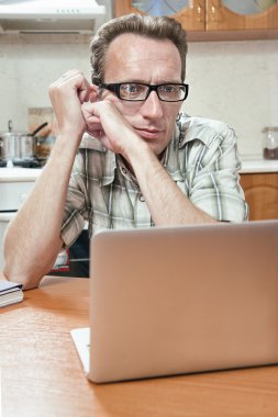 Öğrenci ödevini mutfak masasının üzerinde yapmak