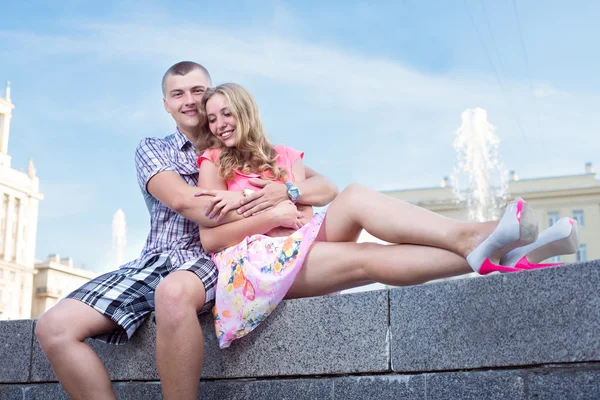 Glückliches hübsches junges Paar, Mädchen liegt auf der Schulter des Jungen — Stockfoto