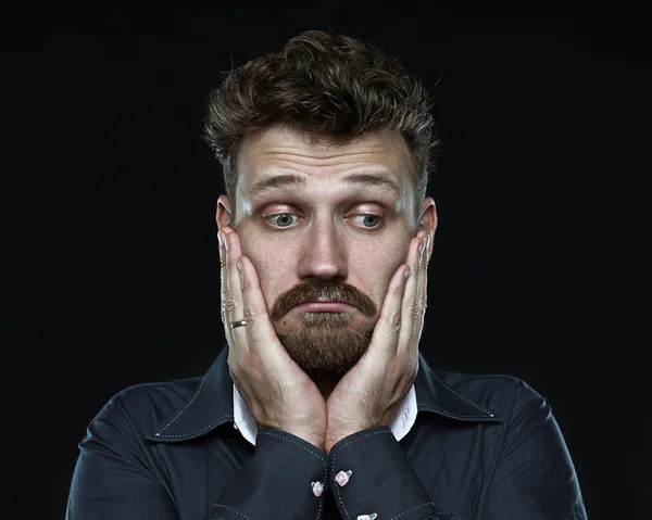 Close up retrato de um bonito casado triste desapontado homem com as palmas das mãos nas bochechas — Fotografia de Stock