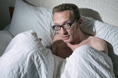 korkmuş çıplak delikanlı battaniyenin altında