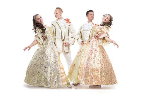 Quatro jovens, duas meninas e dois meninos, vestidos com trajes aristocratas históricos do século XVIII posando em figuras de dança isoladas em fundo branco . — Fotografia de Stock