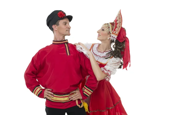 Conversa jovem casal em trajes tradicionais russos, menina em sarafan vermelho e kokoshnik — Fotografia de Stock