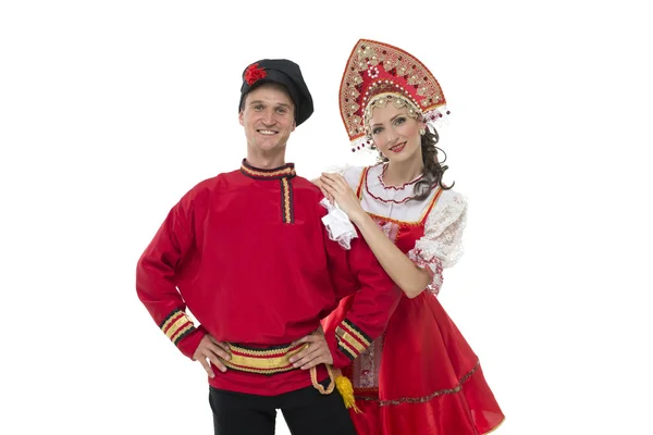 Retrato de hombre y mujer jóvenes mirando a la cámara con trajes tradicionales rusos —  Fotos de Stock