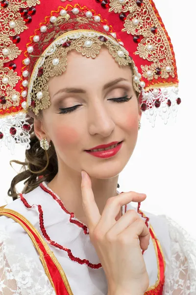 Ritratto civettuola giovane donna in costume tradizionale russo sarafan rosso e kokoshnik — Foto Stock