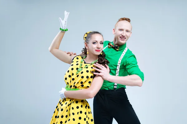 Retrato lindo casal dançarino engraçado vestido com boogie-woogie rock 'n' roll pin up estilo — Fotografia de Stock