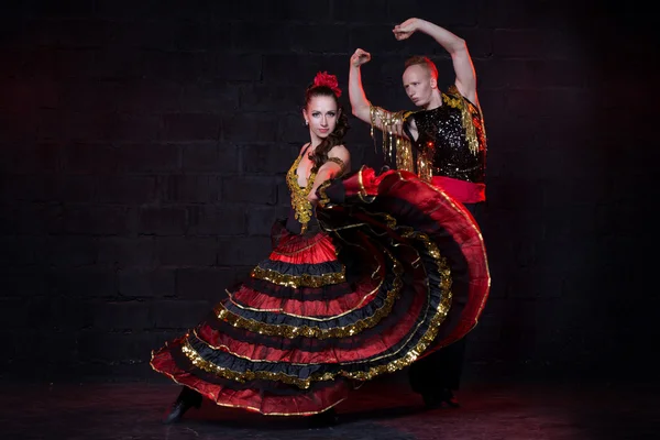 Casal jovem dançando flamenco, estúdio tiro . — Fotografia de Stock