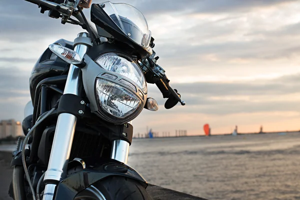 Motorfiets op de zonsondergang — Stockfoto