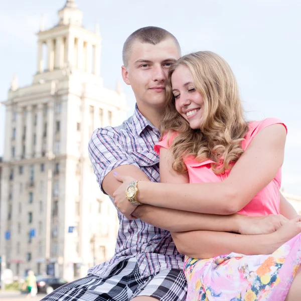 Retrato de una feliz pareja abrazándose y sonriendo juntos . —  Fotos de Stock