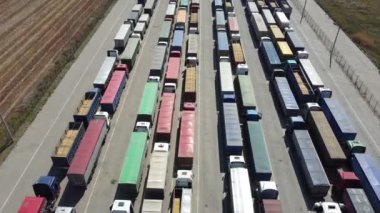 İHA, sırasını bekleyen kamyonların otoparkında uçuyor. Odessa, 11 Eylül 2021