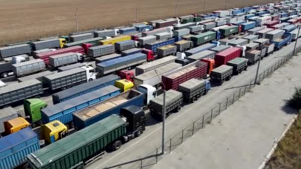 Drone Vliegt Parkeerplaats Van Vrachtwagens Die Hun Beurt Wachten Odessa — Stockvideo