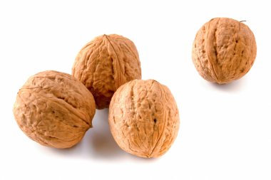 Beyaz arka planda izole edilmiş cevizler. Fındık.