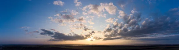 Panorama Orangefarbener Sonnenuntergang Mit Wolken Und Blauem Himmel — Stockfoto