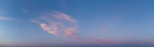 저녁에 하늘에 구름으로 이루어진 파노라마 — 스톡 사진