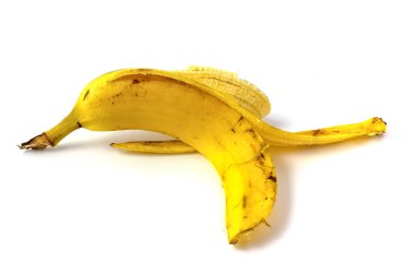 Muz kabuğu beyaz arka planda izole edilmiş. Sıralanması gereken organik atık