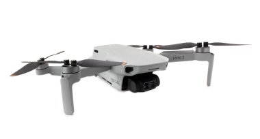 Dji Mini 2 beyaz arka planda izole edildi. Yeni İHA uçmaya hazır. 4K video çekimi için bir kuadkopter. 10.18.2021 Vinnytsia, Ukrayna.