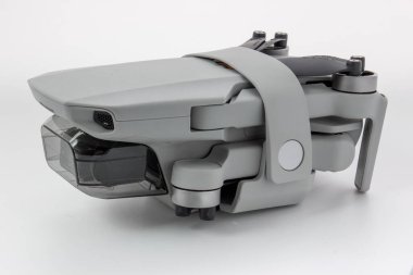 Beyaz arka planda dji mini 2. Yeni monte edilmiş dron. 4K video çekimi için bir kuadkopter. 10.18.2021 Vinnytsia, Ukrayna.