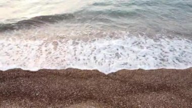 Deniz kıyısında dalgalar.