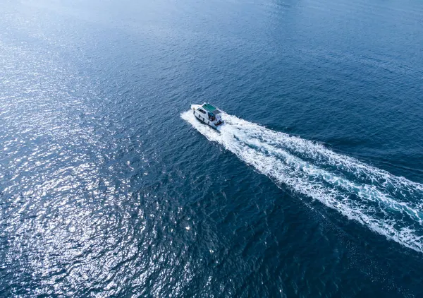 Denizdeki Bir Tekne Suda Yarışıyor Suda Köpük Izi Bırakıyor — Stok fotoğraf
