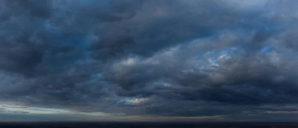 Donkere Dikke Wolken Lucht Abstract Panorama Met Wazige Blauwe Wolken — Stockfoto