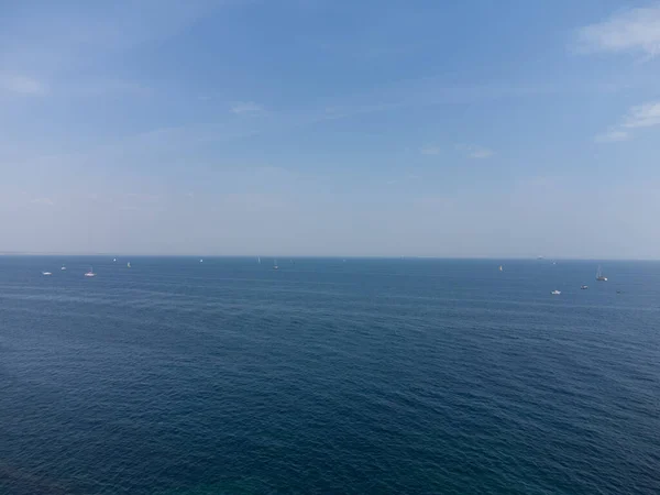 Denizde Mavi Ufuk Mavi Gökyüzü Çok Uzaklardaki Gemiler Tekneler Yelkenliler — Stok fotoğraf