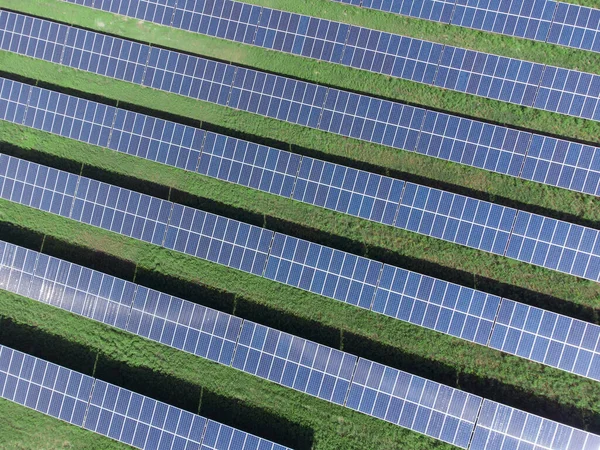 Tło Paneli Słonecznych Polu Elektrownia Słoneczna — Zdjęcie stockowe