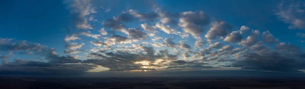 Sonnenuntergang Und Wolkenverhangener Himmel Himmlische Naturlandschaft — Stockfoto