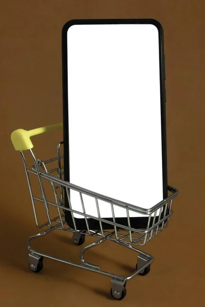 Smartphone Con Una Pantalla Blanca Aislada Carrito Compras Metal Tienda — Foto de Stock