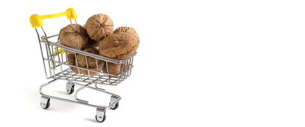 Carro Compras Con Nueces Aisladas Sobre Fondo Blanco Con Espacio — Foto de Stock