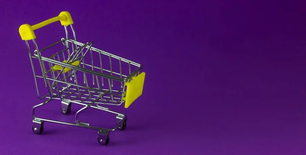 紫色背景的购物车 复制空间 业务概念 — 图库照片