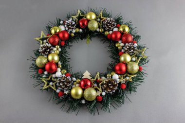 Yılbaşı tatili için koni ve süslemeli Noel çelengi.