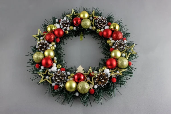 Yılbaşı tatili için koni ve süslemeli Noel çelengi.