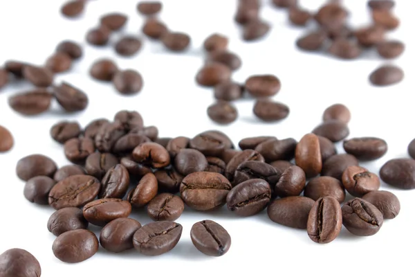 Grupo de granos de café aislados sobre fondo blanco —  Fotos de Stock