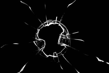 Kırık cam, siyah zemin üzerinde büyük bir delik var..