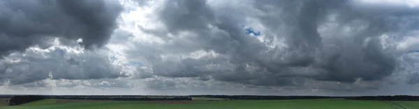 Πανόραμα Γκρι Σύννεφα Πάνω Από Πράσινο — Φωτογραφία Αρχείου