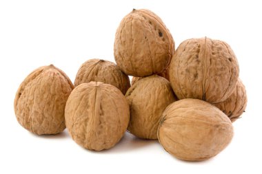 Bir avuç ceviz. Beyaz arkaplanda izole edilmiş fıstıklar