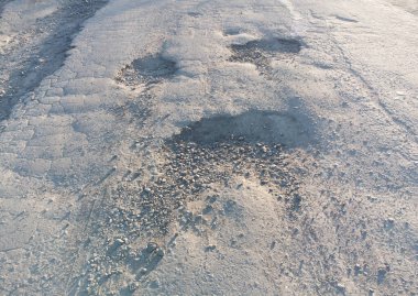 Asfalttaki çukur. Hasarlı yol