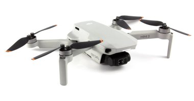 Beyaz arka planda dji mini 2. Yeni İHA uçmaya hazır. 4K video çekimi için bir kuadkopter. 11.05.2021 Vinnytsia, Ukrayna.