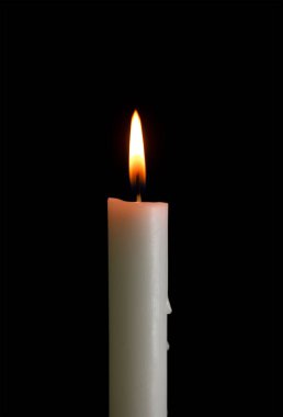 Siyah arka planda izole edilmiş bir mum.