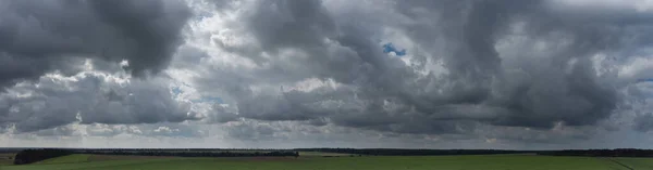 Panorama dicker grauer Wolken am Himmel. — Stockfoto