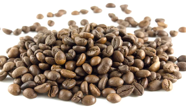 白い背景にローストしたアラビカコーヒー豆の束 — ストック写真
