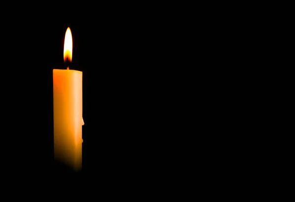 Lumière Bougie Brûlant Brillamment Dans Fond Noir Fond Blanc Large — Photo