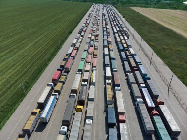 Terminaldeki limanda uzun bir kamyon kuyruğu var. Otoparkın üst görüntüsü boşaltmayı bekliyor