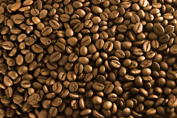 ゴールデンコーヒー 背景の質感 クローズアップ 光沢のあるアラビカ粒 — ストック写真