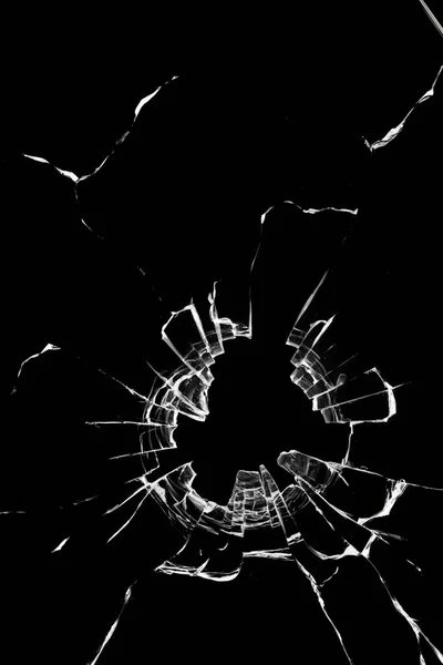 窓の亀裂の質感 黒の背景に穴のある壊れたガラス — ストック写真