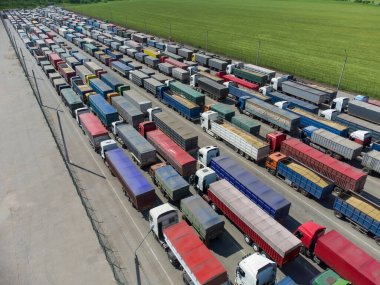 Terminaldeki limanda uzun bir kamyon kuyruğu var. Otoparkın üst görüntüsü boşaltmayı bekliyor.